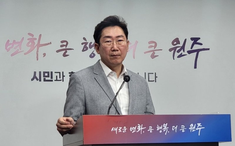 강원 원주시 옛 아카데미극장 철거방해 혐의 등을 받는 '아카데미의친구들 범시민연대'(아친연대) 관계자들에 대한 법원의 선고가 오는 11일 열릴 예정인 가운데, 원강수 원주시장이 1일 시청에서 회견을 열고 이들에 대한 선처를 탄원하기로 결정했다는 입장을 밝히고 있다. 2025.8.1/뉴스1 신관호 기자