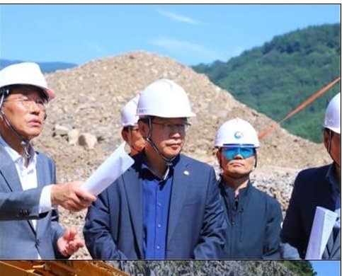 안호영 국회 환경노동위원장(왼쪽 두번째)이 포스코이앤씨가 시공 중인 경남 의령 나들목 경사면 보강공사 현장을 방문해 점검하고 있다.(의원실제공. 재판매 및 DB금지)2025.8.1/뉴스1
