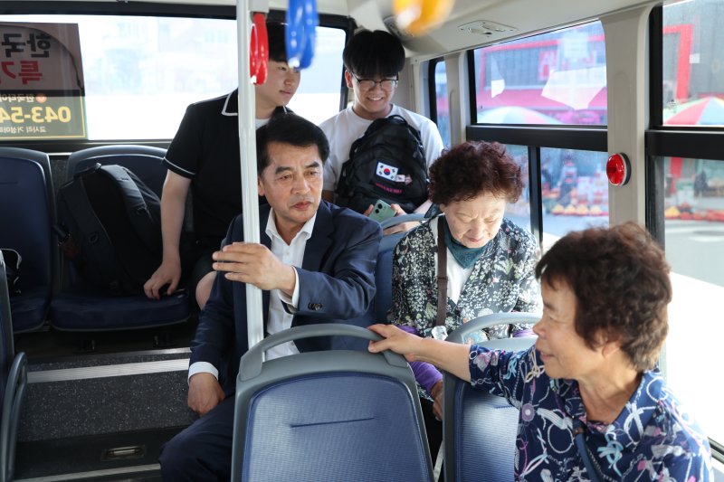 [보은=뉴시스] 최재형 충북 보은군수가 1일 농어촌버스에 탑승해 주민과 대화하고 있다. 보은군은 농어촌버스 무상교통을 시행한 7월 한달간 하루 평균 이용객수가 42.9% 증가했다고 밝혔다. (사진=보은군 제공) 2025.08.01. photo@newsis.com *재판매 및 DB 금지