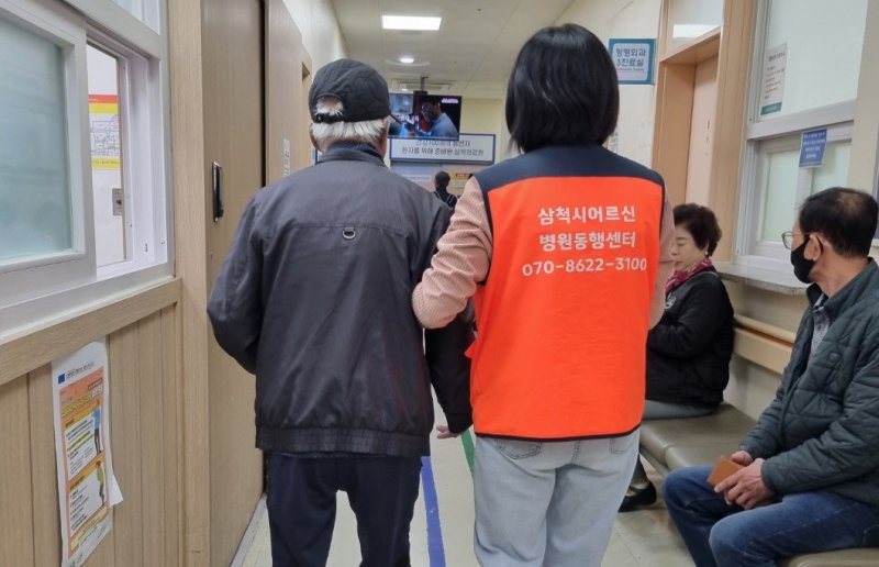 삼척시의 어르신 병원동행 서비스 모습.(사진=삼척시 제공) *재판매 및 DB 금지