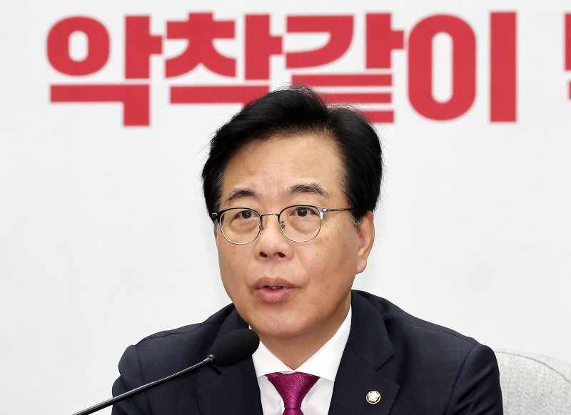 [서울=뉴시스] 김명년 기자 = 송언석 국민의힘 비상대책위원장 겸 원내대표가 1일 오전 서울 여의도 국회에서 열린 원내대책회의에서 발언하고 있다. 2025.08.01. kmn@newsis.com