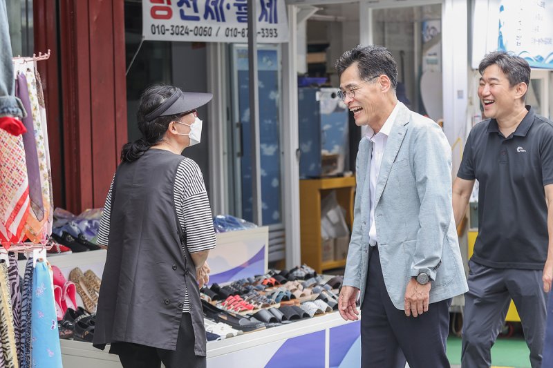 지역 소상공인과 대화하고 있는 이기재 양천구청장.(양천구 제공)