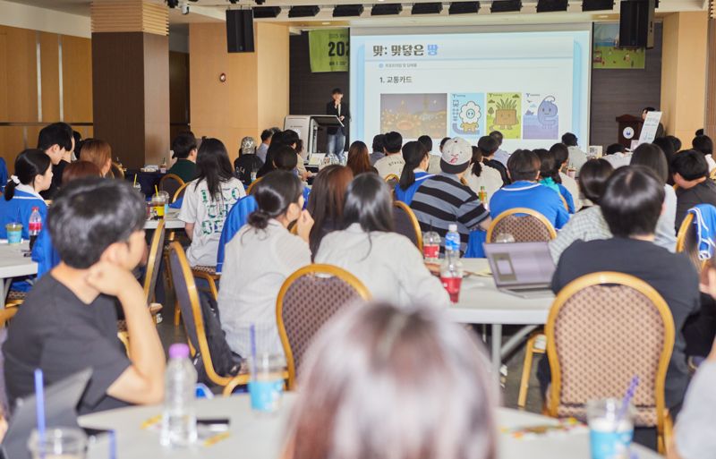 ICC 프로젝트 참가 학생이 인천시 중구의 로컬브랜딩 활성화 방안에 대해 발표를 하고 있다. 인하대 제공.
