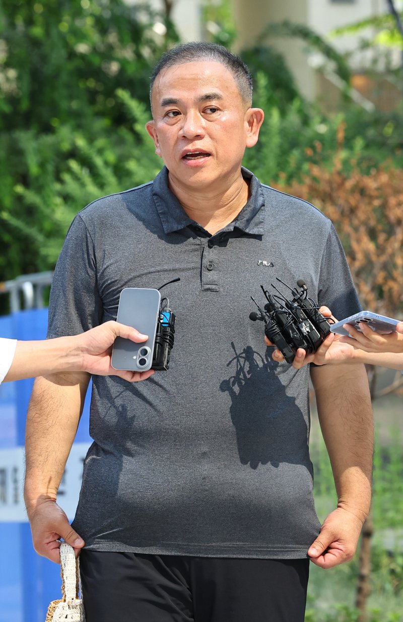 [서울=뉴시스] 최진석 기자 = 공천개입 의혹 및 여론조사 조작 의혹을 받고 있는 명태균 씨가 1일 서울 종로구 김건희 특검팀(특별검사 민중기) 사무실로 소환되어 출석하며 취재진의 질문에 답하고 있다. 2025.08.01. myjs@newsis.com