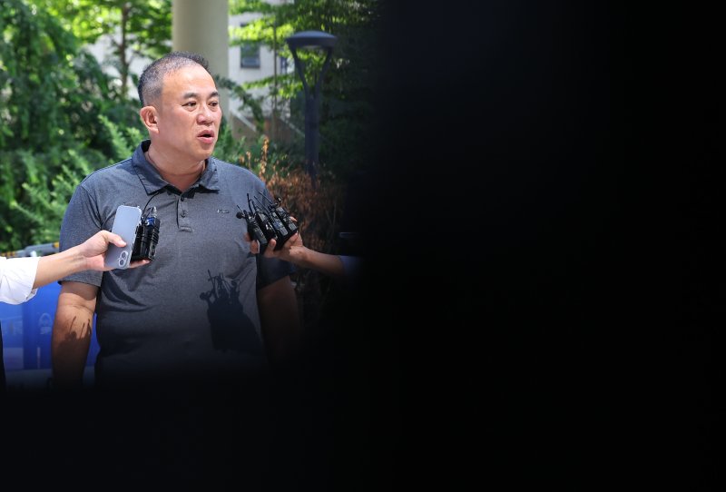 [서울=뉴시스] 최진석 기자 = 공천개입 의혹 및 여론조사 조작 의혹을 받고 있는 명태균 씨가 1일 서울 종로구 김건희 특검팀(특별검사 민중기) 사무실로 소환되어 출석하며 취재진의 질문에 답하고 있다. 2025.08.01. myjs@newsis.com