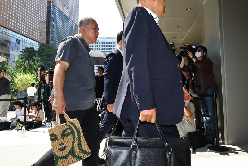 [서울=뉴시스] 최진석 기자 = 공천개입 의혹 및 여론조사 조작 의혹을 받고 있는 명태균 씨가 1일 서울 종로구 김건희 특검팀(특별검사 민중기) 사무실로 소환되어 출석하고 있다. 2025.08.01. myjs@newsis.com