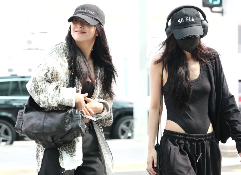 블랙핑크 지수와 제니(오른쪽)가 1일 오전 해외 일정을 위해 인천국제공항을 통해 프랑스로 출국하고 있다. ⓒ News1 권현진 기자