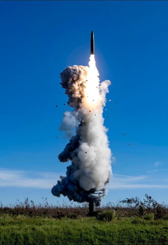 [서울=뉴시스]중국군이 25일 태평양 해역으로 대륙간탄도미사일(ICBM)을 발사하고, 해당 ICBM 사진을 공개했다. 미사일이 발사되는 모습. <사진출처: 중국군 웨이보> 2024.09.26