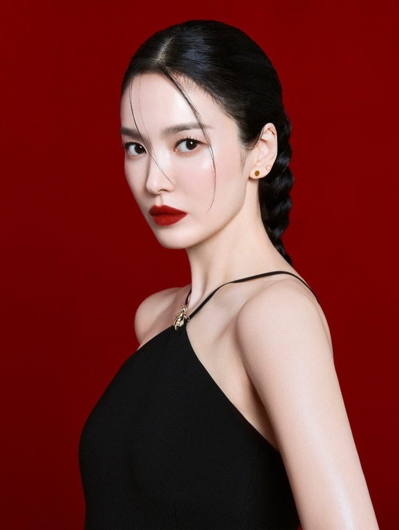 송혜교, 강렬 레드립에 땋은 머리…도발적 섹시미