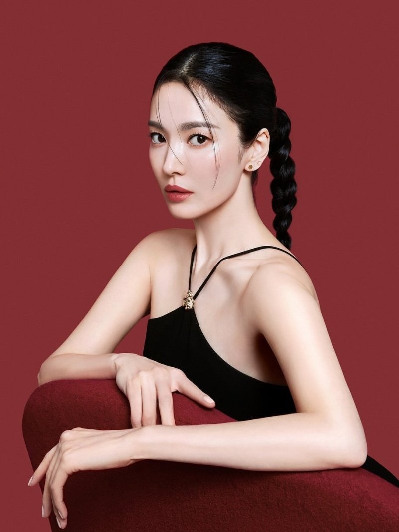 송혜교, 강렬 레드립에 땋은 머리…도발적 섹시미