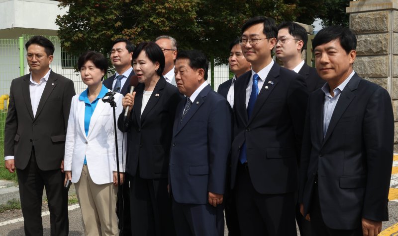 전현희 총괄위원장을 비롯한 더불어민주당 3대특검(내란·김건희·순직해병) 종합대응 특별위원회 위원들이 31일 경기 의왕시 서울구치소를 방문하며 취재진의 질의에 답변하고 있다. 2025.7.31/뉴스1 ⓒ News1 국회사진기자단