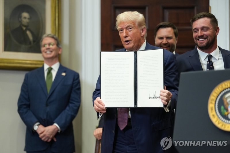 행정명령 발표하는 트럼프 대통령 (출처=연합뉴스)
