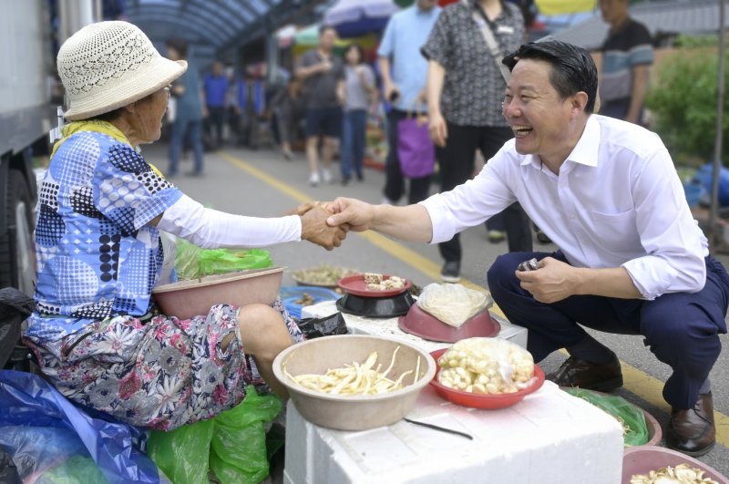 최영일 전북 순창군수가 재래시장에서 채소를 팔고 있는 어르신과 인사를 나누고 있다.(순창군 제공. 재판매 및 DB금지)/뉴스1