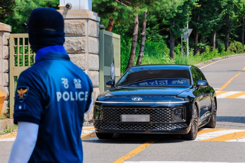 김건희 여사의 각종 의혹을 수사하는 김건희 특검팀(특별검사 민중기)의 윤석열 전 대통령에 대한 체포바카라사이트 총판 집행이 실패한 1일 오전 경기도 의왕 서울구치소에서 특검팀이 탄 차량이 서울구치소를 빠져나가고 있다. (공동취재) 2025.8.1/뉴스1 ⓒ News1 김성진 기자
