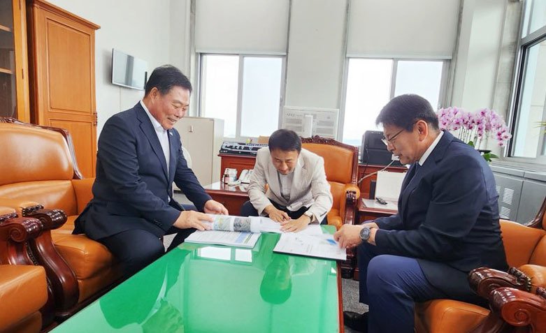 국회에서 서삼석 국회의원 만나 예산확보에 나선 김산 무안군수 (무안군 제공. 재판매 및 DB금지) /뉴스1
