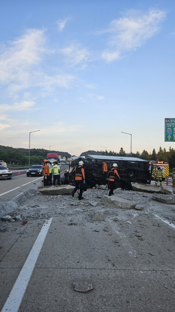 7월 31일 오후 6시 49분쯤 전남 담양군 고창담양고속도로(고창방면) 36㎞ 지점을 달리던 25톤 카고트럭에서 1m 이상의 대형 금형 틀이 추락해 사고가 난 모습. (담양소방 제공. 재판매 및 DB 금지) 2025.8.1/뉴스1