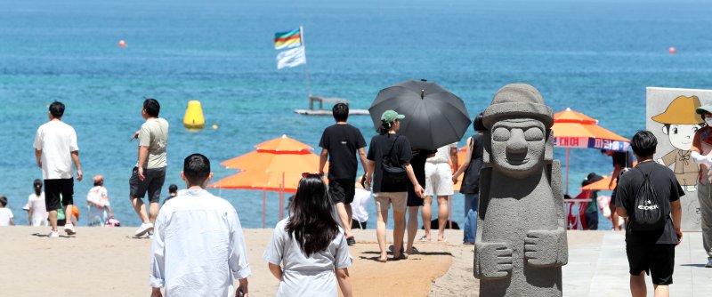 [제주=뉴시스] 우장호 기자 = 제주 북부지역에 올해 첫 폭염특보가 내려진 지난달 29일 제주시 이호테우해수욕장에 피서객의 발걸음이 이어지고 있다. 2025.06.29. woo1223@newsis.com