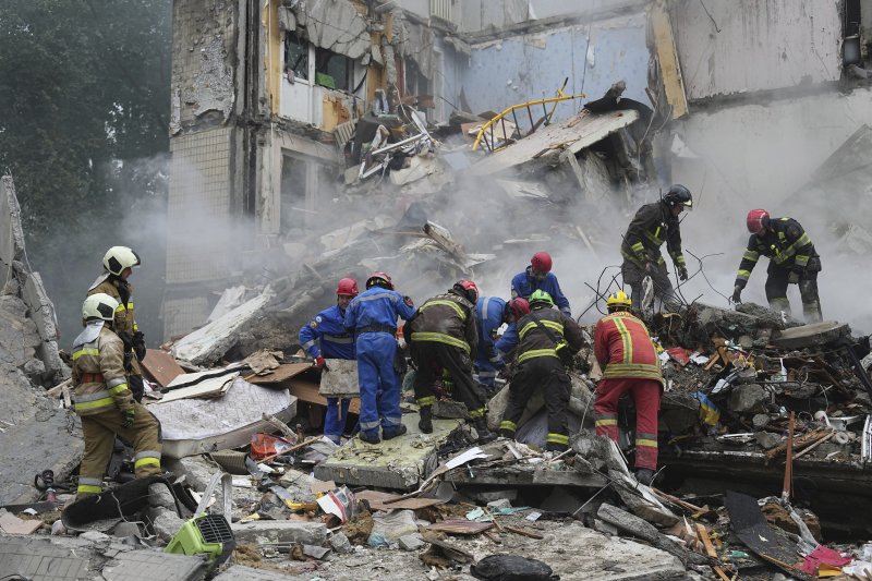 7월 31일(현지시간) 우크라이나 키이우에서 구조대가 러시아의 미사일 공격으로 파괴된 아파트 건물 잔해를 수색하고 있다.AP뉴시스