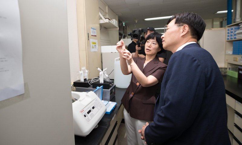 연구 설명하는 박은정 경희대 교수(왼쪽) (출처=연합뉴스)