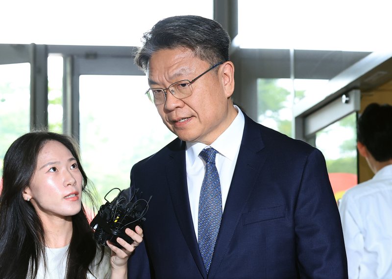 직권남용권리행사방해 혐의를 받는 이시원 전 공직기강비서관이 31일 오전 서울 서초동 순직해병특검에 피의자 신분으로 소환되며 취재진의 질문에 답하고 있다. 2025.7.31/뉴스1 ⓒ News1 박정호 기자