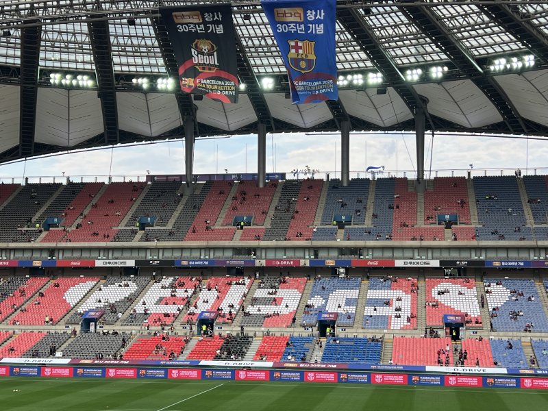 [서울=뉴시스] 김민성 기자 = 지난달 31일 서울월드컵경기장에서 FC바르셀로나와 FC서울의 친선 경기가 열렸다. 경기 좌석에 카드섹션용 카드가 준비돼 있는 모습. 2025.07.31. kms@newsis.com *재판매 및 DB 금지