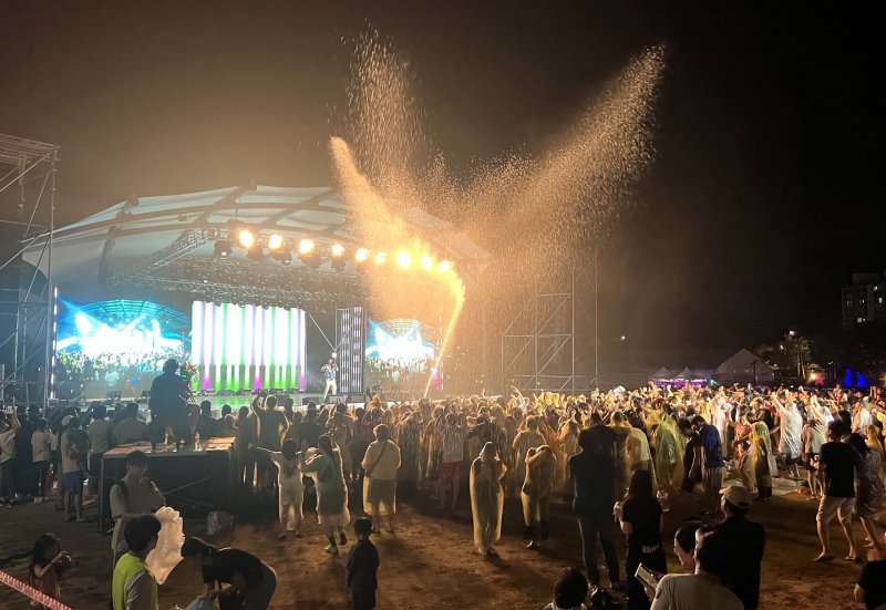 봉화 은어축제 '물벼락 쇼'에서 관객들이 워터캐논을 맞으며 더위를 식히고 있다.(봉화군 제공. 재판매 및 DB 금지)2025.8.1/뉴스1