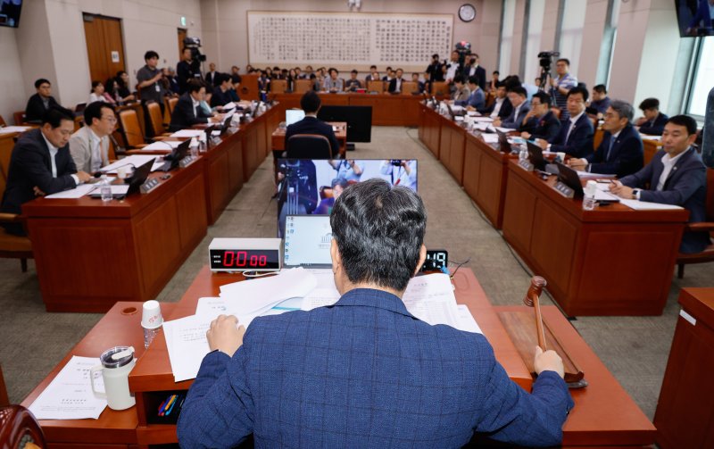 22일 오후 서울 여의도 국회에서 열린 법제사법위원회 제427회국회(임시회) 제4차 전체회의에서 이춘석 위원장이 AI 디지털 교과서의 법적 지위를 교육자료로 바꾸는 초·중등교육법 일부개정법률안 통과를 알리고 있다. 2025.7.22/뉴스1 ⓒ News1 안은나 기자