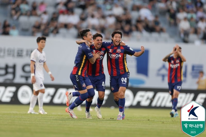 [서울=뉴시스] 프로축구 K리그1 수원FC의 윌리안(가운데). (사진=한국프로축구연맹 제공)