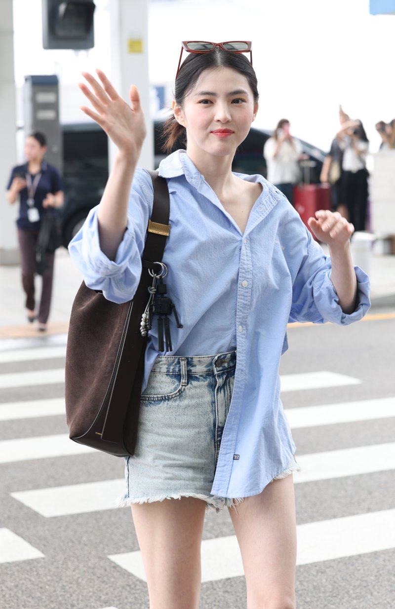 배우 한소희가 1일 오전 팬미팅을 위해 인천국제공항을 통해 대만 타이베이로 출국하고 있다. 2025.8.1/뉴스1 ⓒ News1 권현진 기자