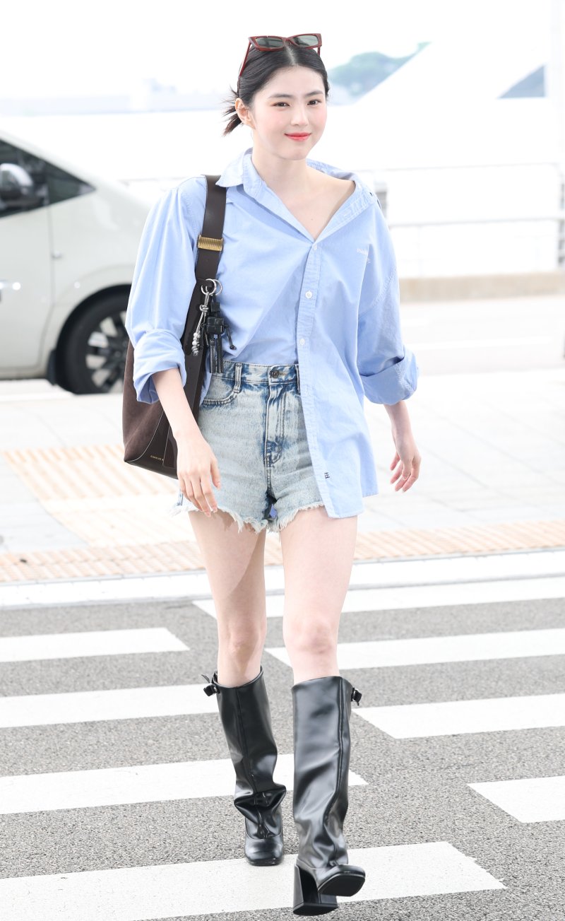 배우 한소희가 1일 오전 팬미팅을 위해 인천국제공항을 통해 대만 타이베이로 출국하고 있다. 2025.8.1/뉴스1 ⓒ News1 권현진 기자