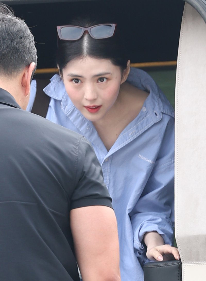 배우 한소희가 1일 오전 대만 팬미팅을 위해 인천국제공항에 도착해 차에서 내리고 있다. ⓒ News1 권현진 기자