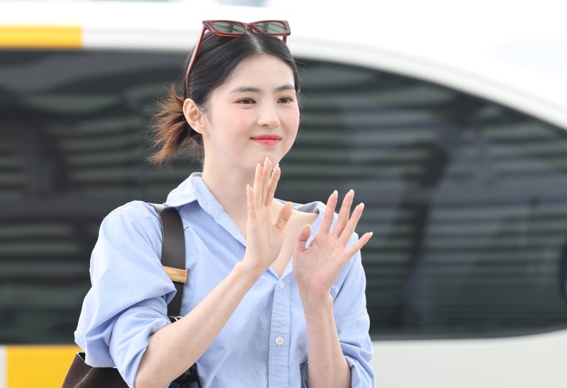 배우 한소희가 1일 오전 팬미팅을 위해 인천국제공항을 통해 대만 타이베이로 출국하기 전 손을 흔들고 있다. ⓒ News1 권현진 기자