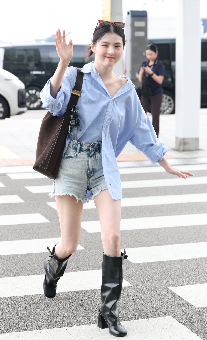 배우 한소희가 1일 오전 팬미팅을 위해 인천국제공항을 통해 대만 타이베이로 출국하며 인사를 하고 있다. ⓒ News1 권현진 기자