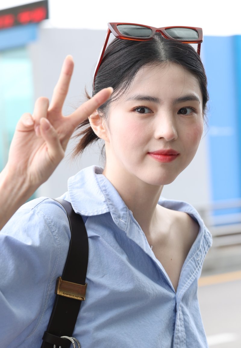 배우 한소희가 1일 오전 팬미팅을 위해 인천국제공항을 통해 대만 타이베이로 출국하고 있다. ⓒ News1 권현진 기자