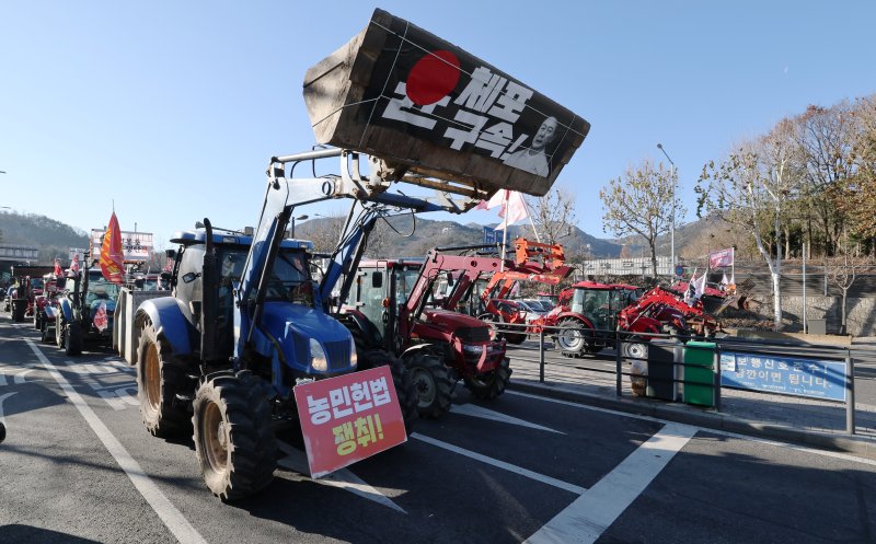 전국농민회총연맹 전봉준 투쟁단 농민들이 지난해 12월 22일 윤석열 대통령 체포와 구속을 촉구하는 집회를 위해 트랙터를 몰고 상경하던 중 서울 남태령 고개 인근에서 경찰 차벽에 막혀 대기하고 있다. 2024.12.22/뉴스1 ⓒ News1 박세연 기자