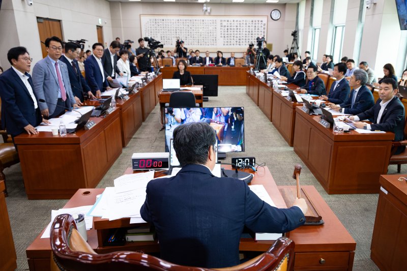 1일 서울 여의도 국회에서 열린 제427회 국회(임시회) 법제사법위원회 제5차 전체회의에서 방송법 등이 거수표결로 통과되고 있다. 2025.8.1/뉴스1 ⓒ News1 유승관 기자