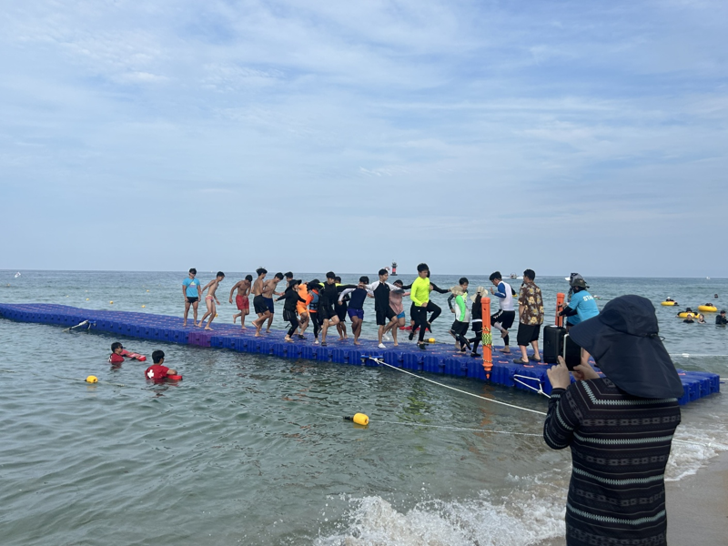 강릉 경포해수욕장 해상플로팅 브릿지. 강릉시 제공