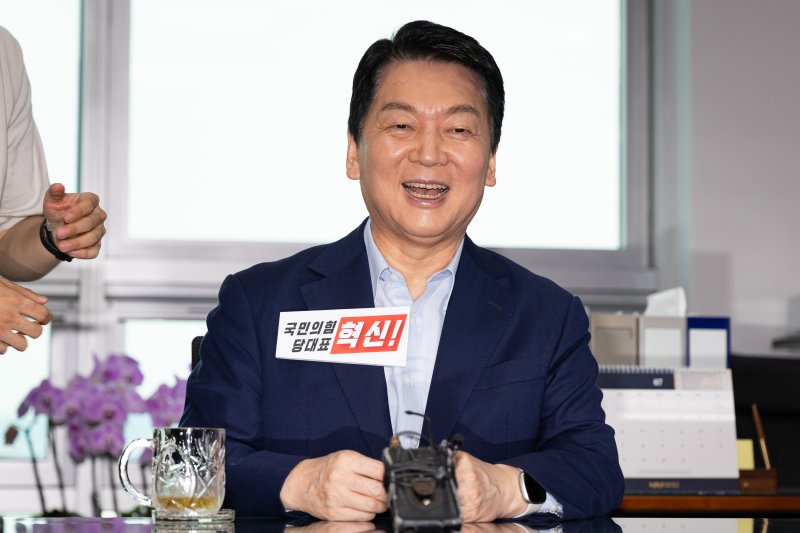 국민의힘 당대표 출마를 선언한 안철수 의원이 31일 서울 여의도 국회 의원회관에서 열린 청년 기업인 커피챗에서 '혁신' 배지를 달고 밝게 웃고 있다. 2025.7.31/뉴스1 ⓒ News1 유승관 기자