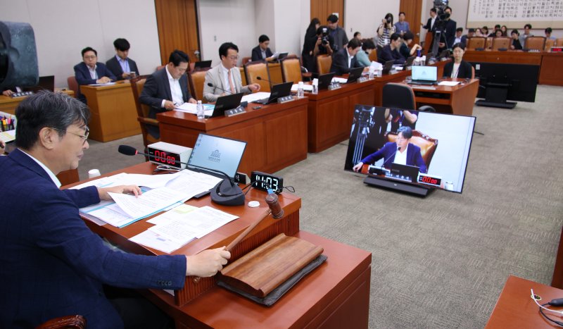 [서울=뉴시스] 김금보 기자 = 이춘석 국회 법제사법위원회 위원장이 22일 서울 여의도 국회에서 열린 법제사법위원회 전체회의에서 의사봉을 두드리고 있다. 2025.07.22. kgb@newsis.com
