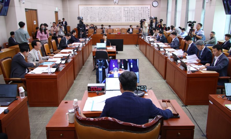 [서울=뉴시스] 김금보 기자 = 이춘석 국회 법제사법위원회 위원장이 22일 서울 여의도 국회에서 열린 법제사법위원회 전체회의에서 의사봉을 두드리고 있다. 2025.07.22. kgb@newsis.com