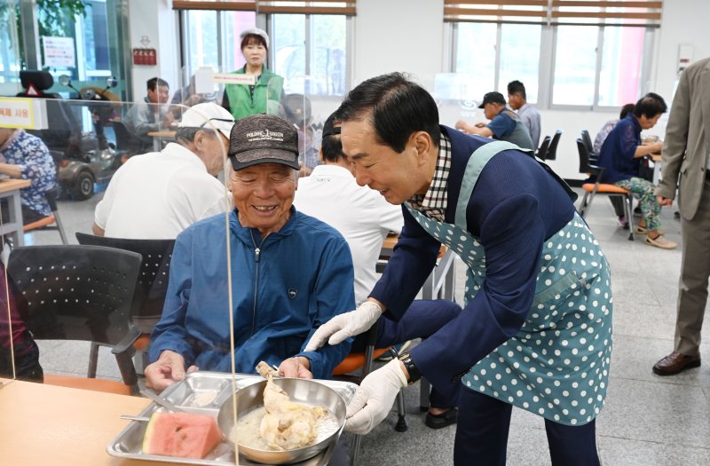 [창녕=뉴시스] 성낙인 창녕군수가 대합노인복지회관에서 삼계탕 나눔 봉사를 하고 있다. (사진= 창녕군 제공) 2025.08.01. photo@newsis.com *재판매 및 DB 금지