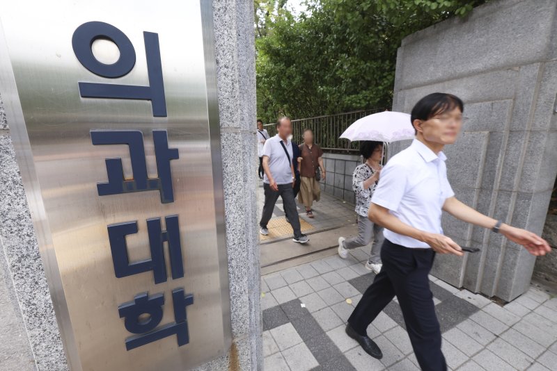 [서울=뉴시스] 김근수 기자 = 의대 증원에 반발해 학교를 떠났던 의대생이 2학기 복귀를 앞둔 가운데 23일 서울 시내의 의대 앞으로 시민들이 지나가고 있다. 정부가 대규모 유급생들의 2학기 복귀를 허용하는 내용을 골자로 한 '의대교육 정상화 방안'을 24일 발표한다고 밝혔다. 의대교육 정상화 방안에는 8천명에 달하는 '유급 의대생'들에게 유급 처분은 그대로 하되 올 2학기 수업부터 당장 복귀할 수 있도록 하는 내용이 담길 것으로 보인다. 2024.07.23. ks@newsis.com