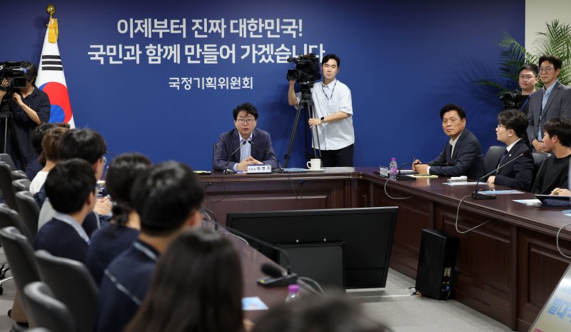 [서울=뉴시스] 홍효식 기자 = 이한주 국정기획위원장이 지난달 22일 오후 서울 종로구 정부서울청사 창성동 별관 국정기획위원회에서 열린 청소년 명예 국정기획위원 위촉식에서 환영사를 하고 있다. 2025.07.22. yesphoto@newsis.com