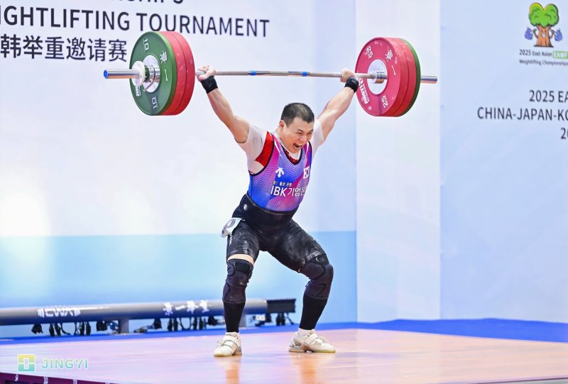 역도 대표팀 정한솔이 7월31일 열린 동아시아역도선수권 남자 79㎏급 경기에서 바벨을 들고 있다. (대한역도연맹 제공)
