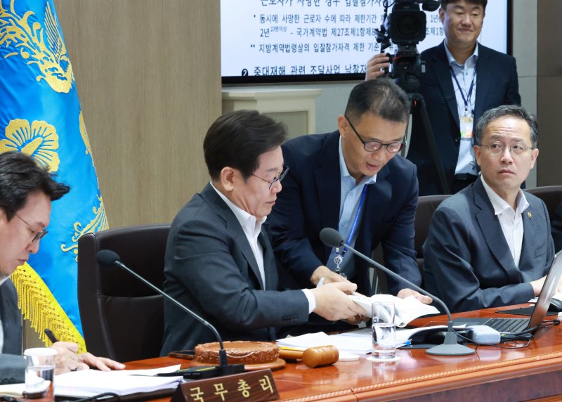 [서울=뉴시스] 최동준 기자 = 이재명 대통령이 지난달 29일 서울 용산 대통령실 청사에서 열린 국무회의에서 중대재해 관련 법령 자료를 받는 모습. (대통령실통신사진기자단) 2025.08.01. photocdj@newsis.com