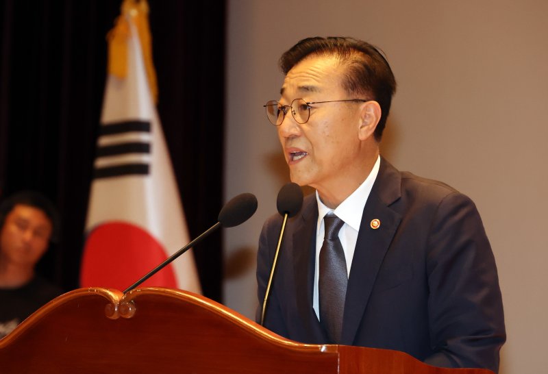 [세종=뉴시스] 강종민 기자 = 김윤덕 국토교통부 장관이 31일 세종시 정부세종청사에서 열린 취임식에서 취임사를 하고 있다. 2025.08.01. ppkjm@newsis.com