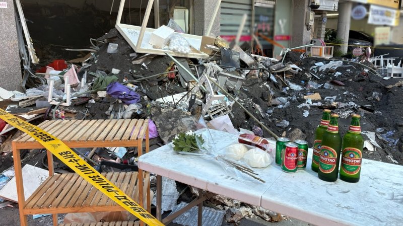 1일 오전 경남 창원시 마산회원구 양덕동 2층짜리 상가주택 붕괴 현장에 사망자를 추모하는 국화꽃 한송이와 맥주가 놓여져 있다. 2025.8.1/뉴스1 ⓒ News1 강정태 기자