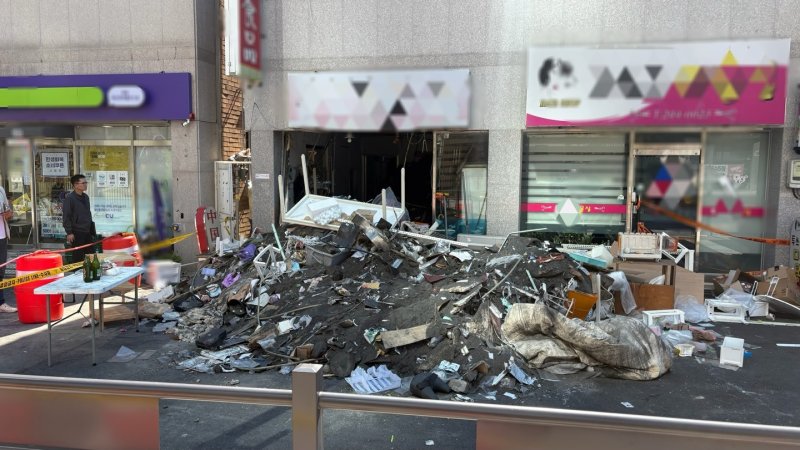 1일 오전 경남 창원시 마산회원구 양덕동 2층짜리 상가주택 붕괴 현장이 통제되고 있다. 2025.8.1/뉴스1 ⓒ News1 강정태 기자