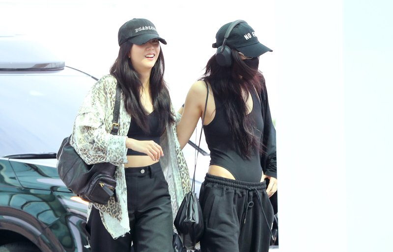 파리로 떠나는 블랙핑크 제니-지수, 드레스코드는 '블랙' [뉴시스Pic]