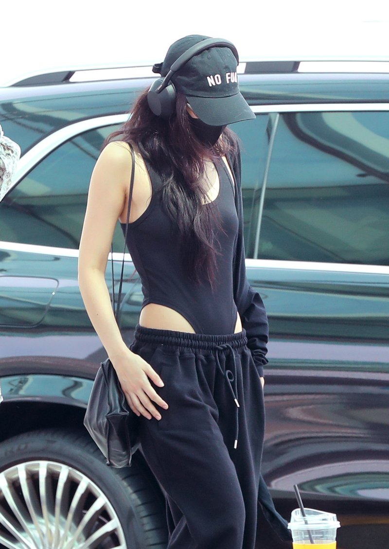 파리로 떠나는 블랙핑크 제니-지수, 드레스코드는 '블랙' [뉴시스Pic]